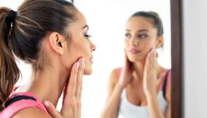 Doppio mento: un esercizio di 5 minuti per un contorno del viso più definito